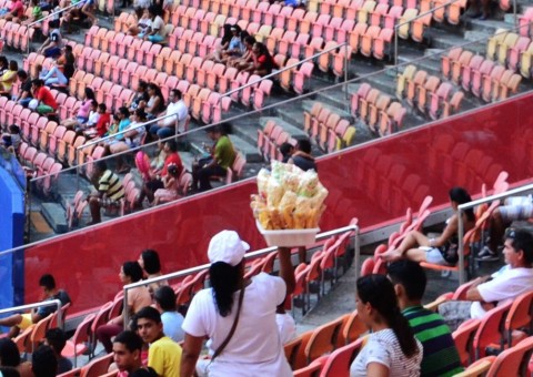 Cadastro beneficia vendedores ambulantes em estádios de Manaus