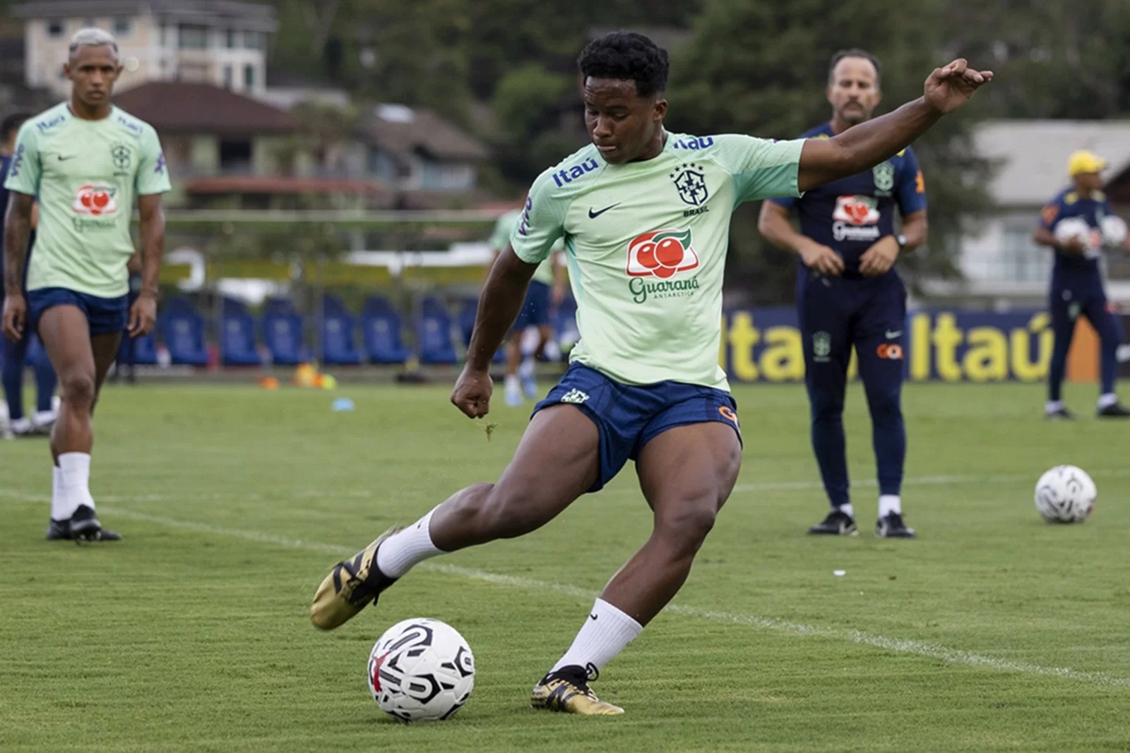 Endrick abre o jogo sobre comparações com Ronaldo e Pelé