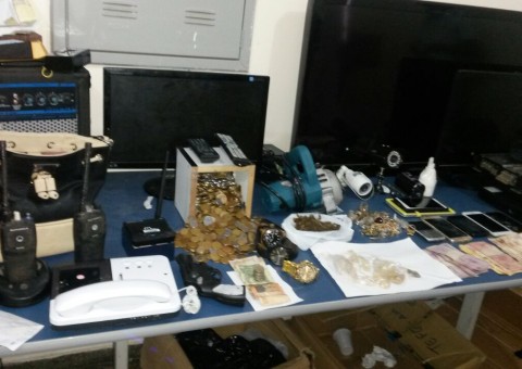 Casal é preso com drogas, joias e mais de R$ 3 mil escondidos em casa no Amazonas