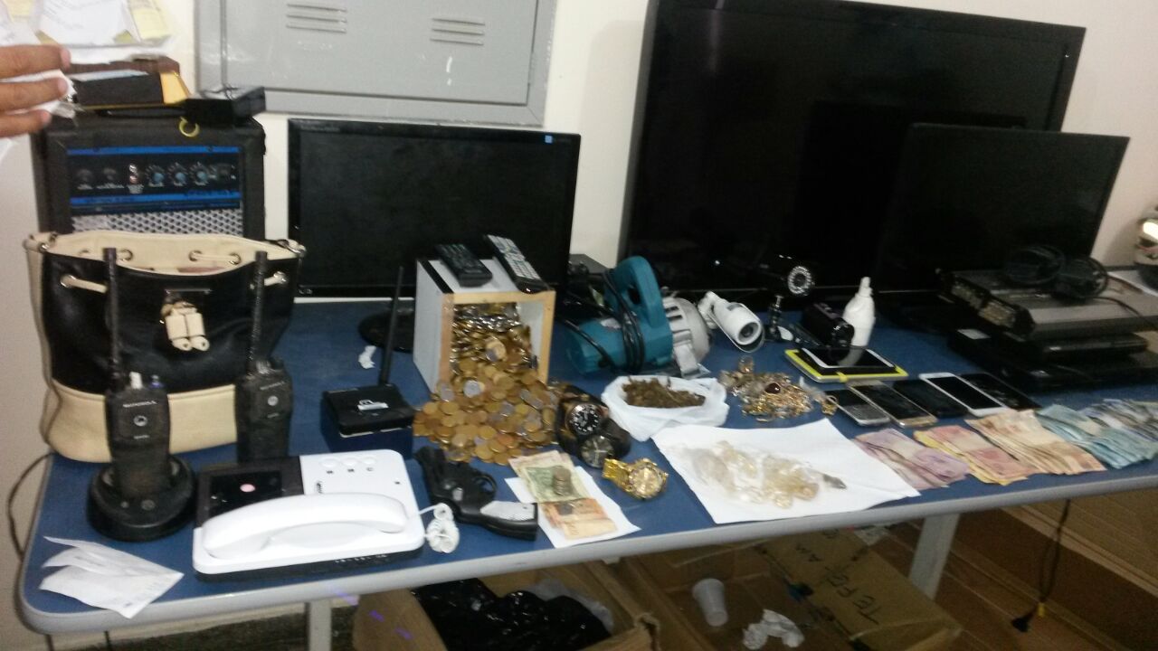 Casal é preso com drogas, joias e mais de R$ 3 mil escondidos em casa no Amazonas