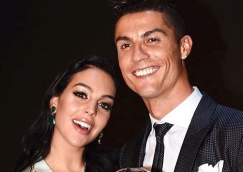Namorada de Cristiano Ronaldo posta primeira foto com filha do casal