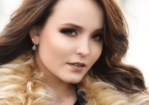 Larissa Manoela dá no olho após crítica por parecer mais velha