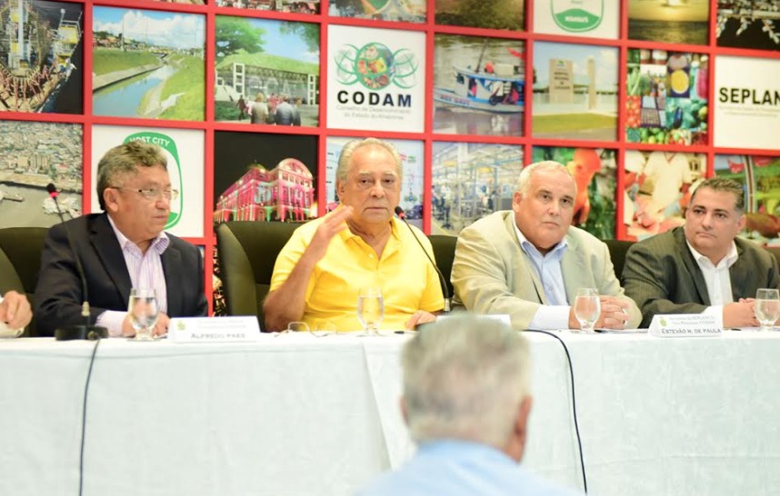 Amazonino 'trava briga' com Governo Federal e contrata jurista em defesa da ZFM