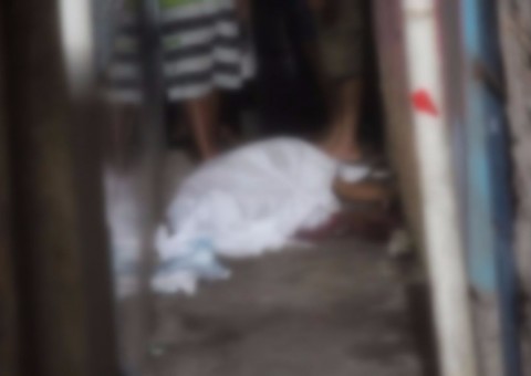 Homem é encontrado morto com golpes de facada em beco de Manaus