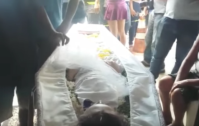 Família se recusa a enterrar jovem declarada morta por crer que ela ainda esteja viva