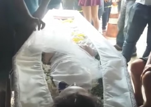 Família se recusa a enterrar jovem declarada morta por crer que ela ainda esteja viva