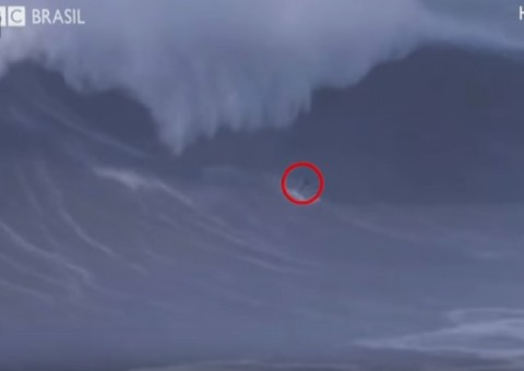 Onda monstruosa quebra as costas de surfista após fazer manobra