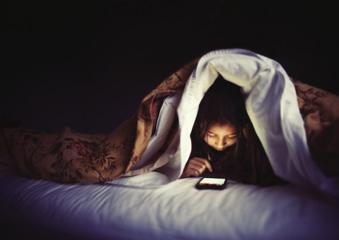 Pesquisa: 95% dos universitários recorrem ao celular nas noites de insônia