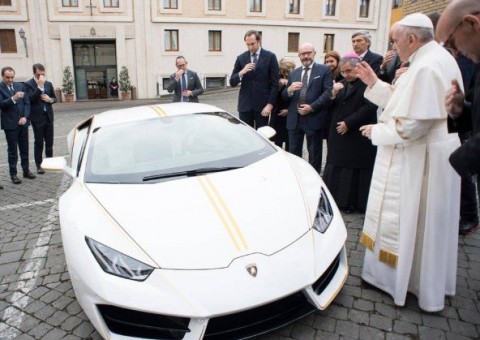 Papa Francisco vai leiloar carro de luxo para ajudar cristãos do Iraque 