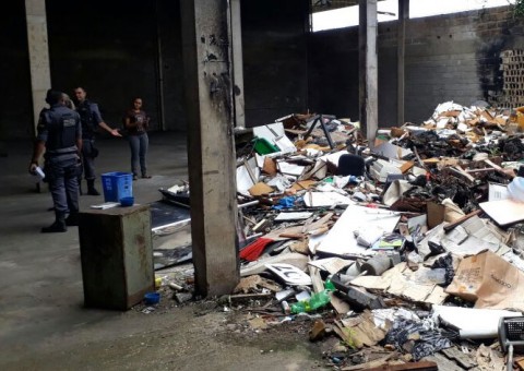 7 fetos são encontrados dentro de depósito abandonado em Manaus