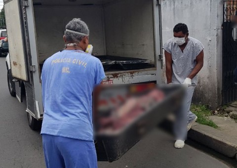 Com marcas de perfurações, corpo de homem é encontrado dentro de residência em Manaus