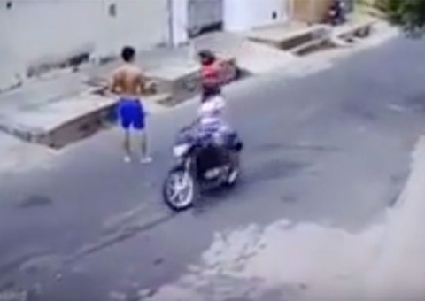 Câmeras flagram jovem enganando bandidos e vídeo viraliza na internet