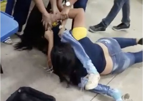 Estudantes brigam dentro de escola pública em Manaus e vídeo vaza na internet