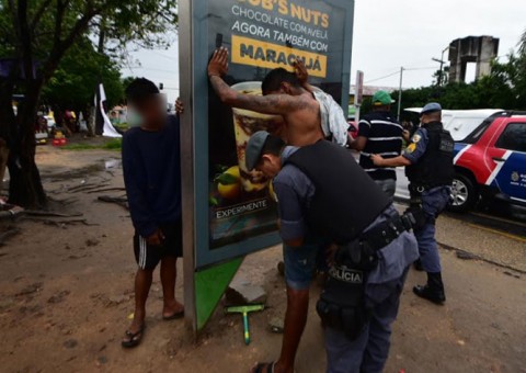 Alcoolizados e causando transtornos a motoristas, supostos limpadores para-brisas são detidos em Manaus