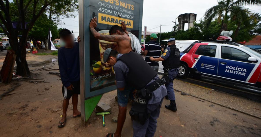 Alcoolizados e causando transtornos a motoristas, supostos limpadores para-brisas são detidos em Manaus