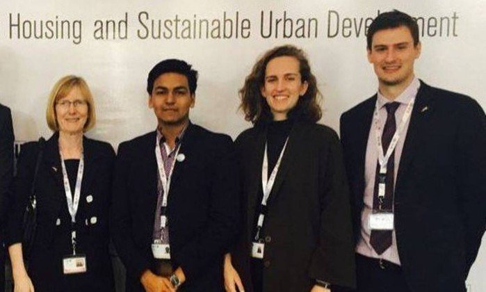 Diplomata australiano cai de prédio e morre após propor 'jogo de confiança' nos EUA