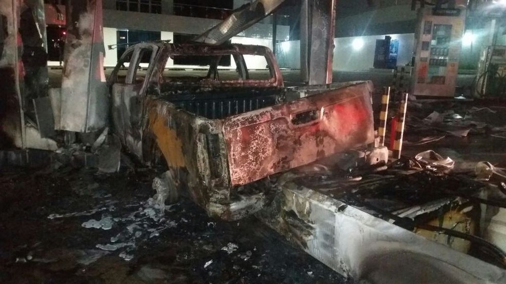 Carro invade posto de combustível e explode após colidir com bomba em Manaus 