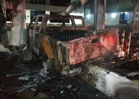 Carro invade posto de combustível e explode após colidir com bomba em Manaus 