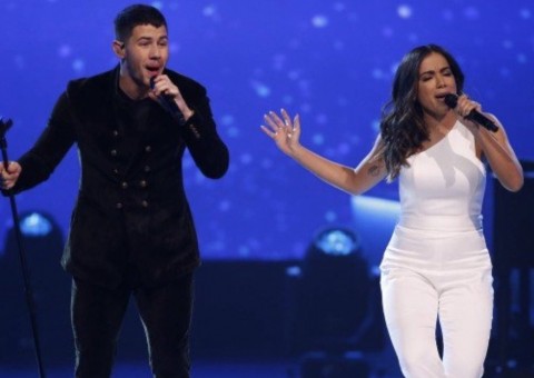 Anitta canta com Nick Jonas em festa pré-Grammy Latino e fãs piram