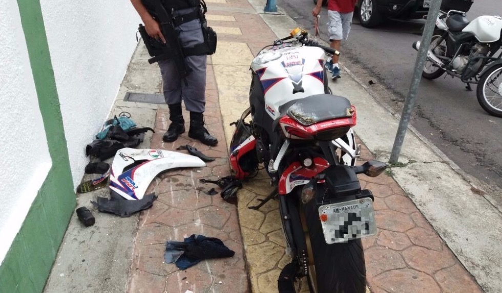 Homem fica ferido e tem motocicleta destruída após colidir com carro em Manaus