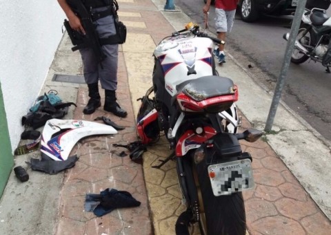 Homem fica ferido e tem motocicleta destruída após colidir com carro em Manaus