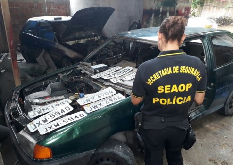 Em Manaus, vários veículos roubados são encontrados pela polícia em desmanche