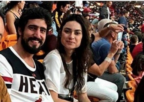 Renato Góes e Thaila Ayala viajam juntos e não se desgrudam nos EUA