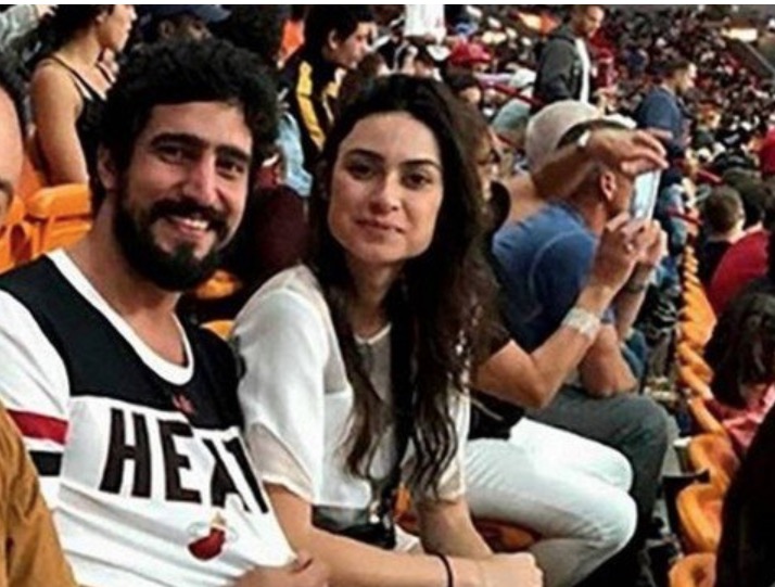 Renato Góes e Thaila Ayala viajam juntos e não se desgrudam nos EUA