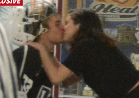 É oficial: Selena Gomez e Justin Bieber são flagrados aos beijos em jogo
