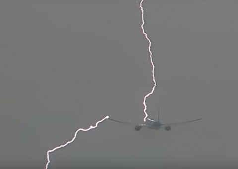 Vídeo flagra momento que avião é atingido por raio e algo incrível acontece
