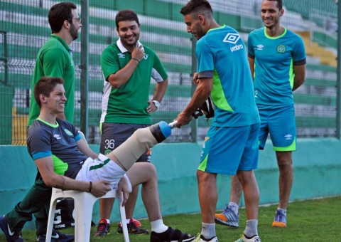  Quase um ano após o acidente, Follmann faz 1º treino com bola