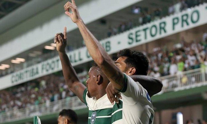 Flamengo perde para o Coritiba e não consegue se firmar no G-7