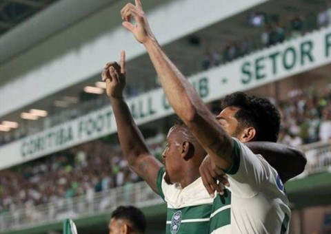 Flamengo perde para o Coritiba e não consegue se firmar no G-7