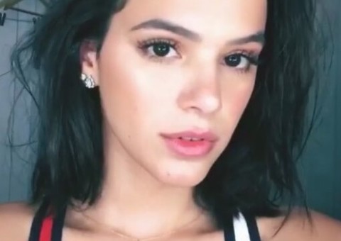 Bruna Marquezine 'sofre' com treino pesado para ficar com corpão no Réveillon