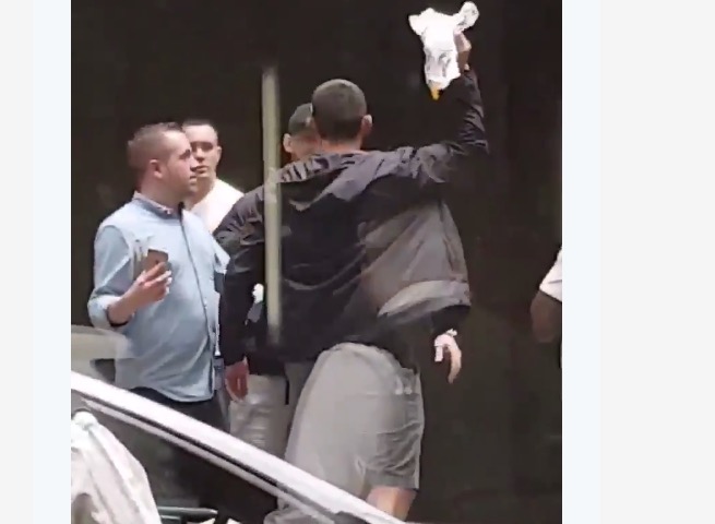 Lutador americano do UFC chama brasileiros de 'animais sujos' e provoca Werdum em porta de hotel