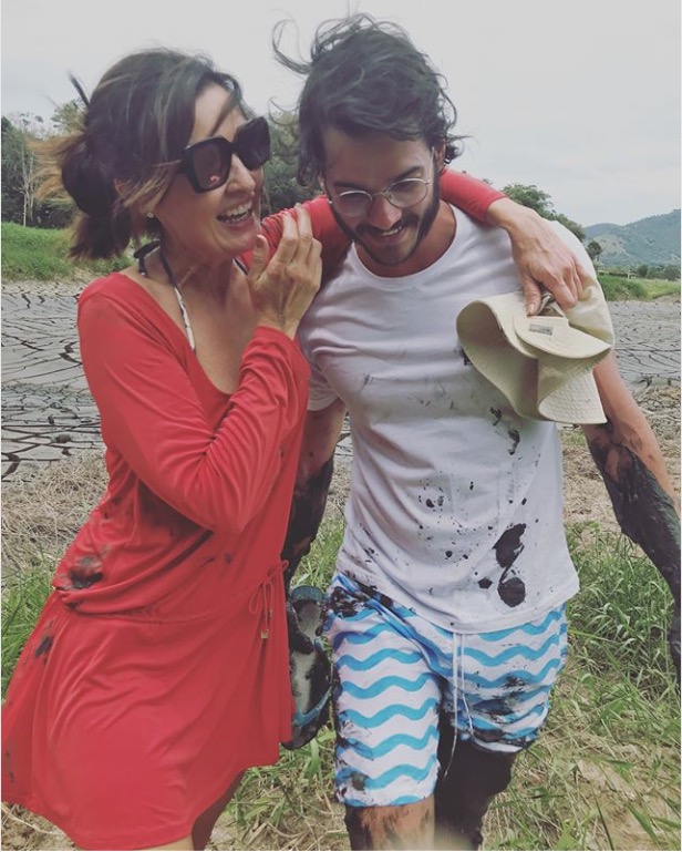 Namorado de Fátima Bernardes mostra momento de intimidade com apresentadora e se declara