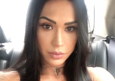 Gracyanne Barbosa coloca bumbum gigante para jogo em aula de rebolado