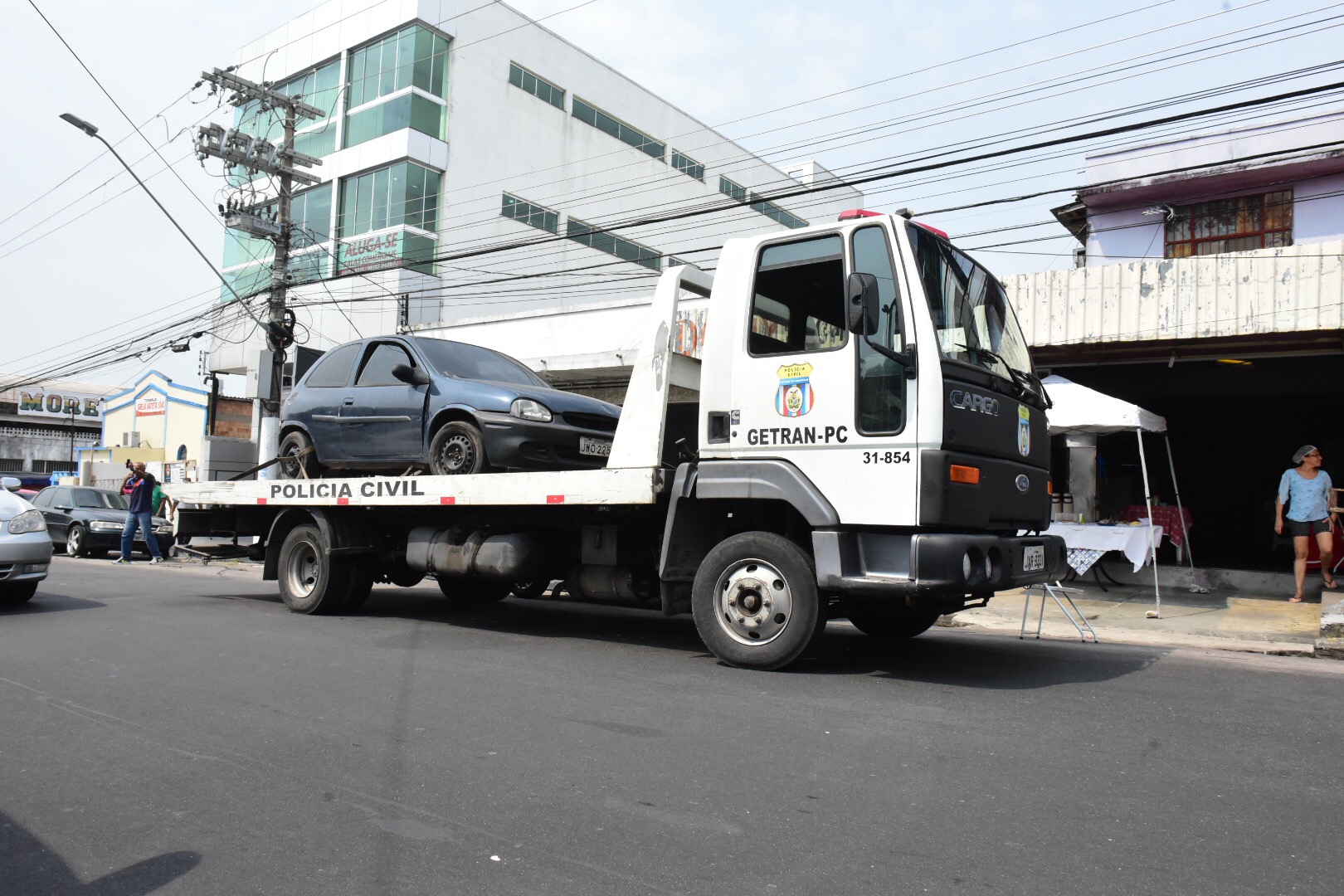 Mais de 400 veículos apreendidos são removidos de delegacias em Manaus