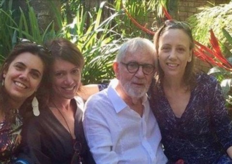 Aos 80, Paulo José reaparece ao lado das filhas em foto rara