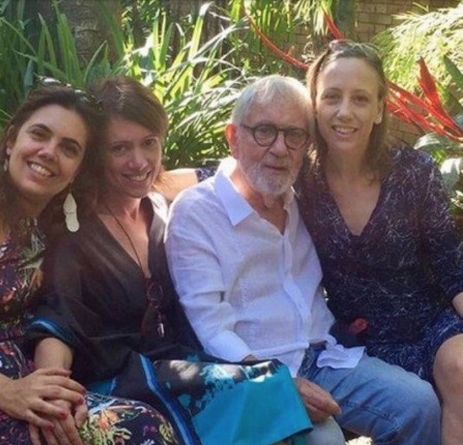 Aos 80, Paulo José reaparece ao lado das filhas em foto rara