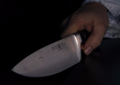 Adolescente morre esfaqueado ao tentar proteger mãe em discussão com vizinho