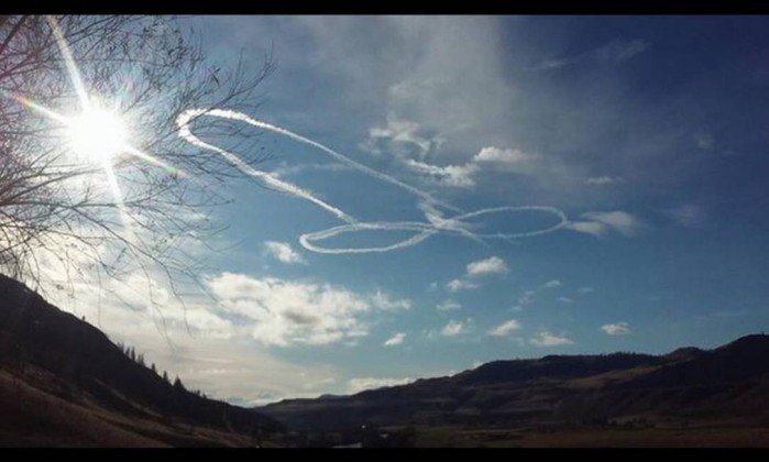  Marinha dos EUA suspende piloto que desenhou pênis em manobra aérea