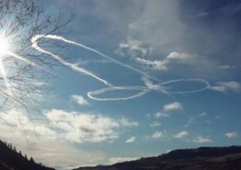  Marinha dos EUA suspende piloto que desenhou pênis em manobra aérea