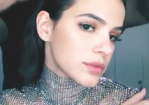 Em vídeo, Bruna Marquezine luta muay thai com barriga sarada à mostra