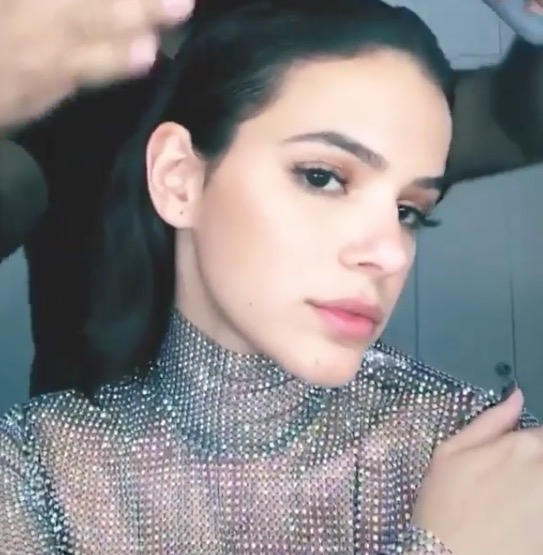 Em vídeo, Bruna Marquezine luta muay thai com barriga sarada à mostra