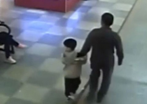 Homem vai ao shopping e encontra filho sequestrado há 9 meses