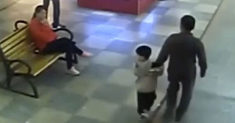 Homem vai ao shopping e encontra filho sequestrado há 9 meses