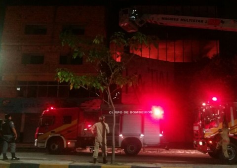 Incêndio atinge prédio abandonado em Manaus