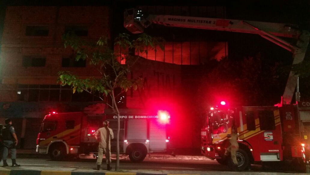 Incêndio atinge prédio abandonado em Manaus