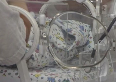 Bebê vai parar em UTI após receber leite materno na veia